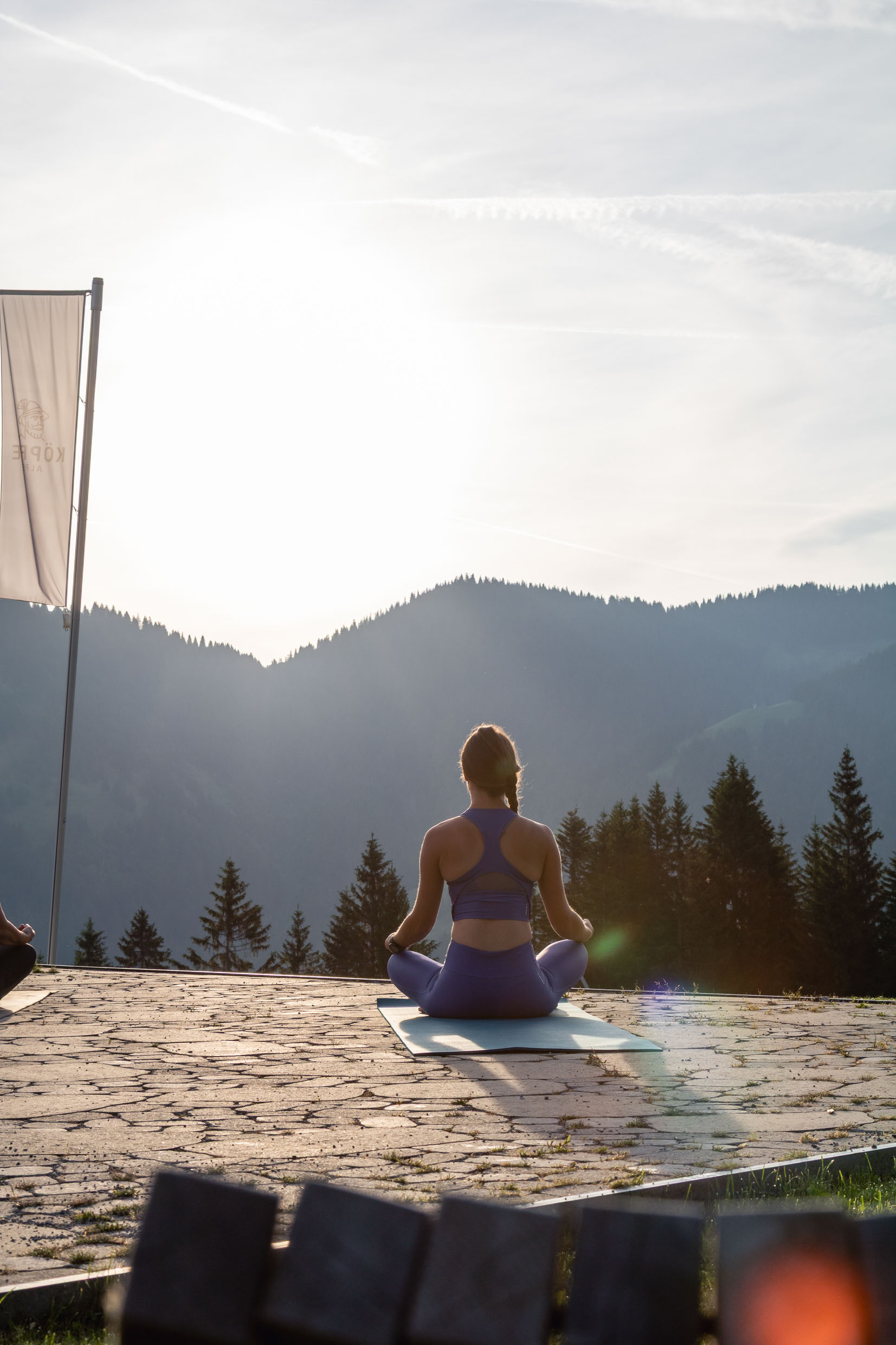 Yoga mit Morgensonne am Berg